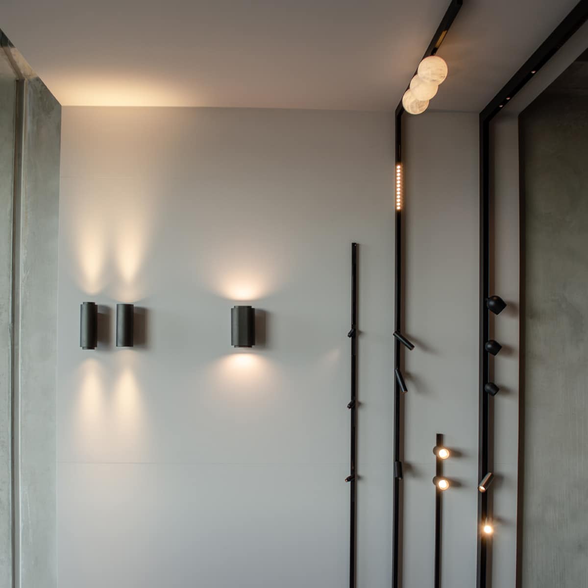 Keylight showroom Magnet Track collection display